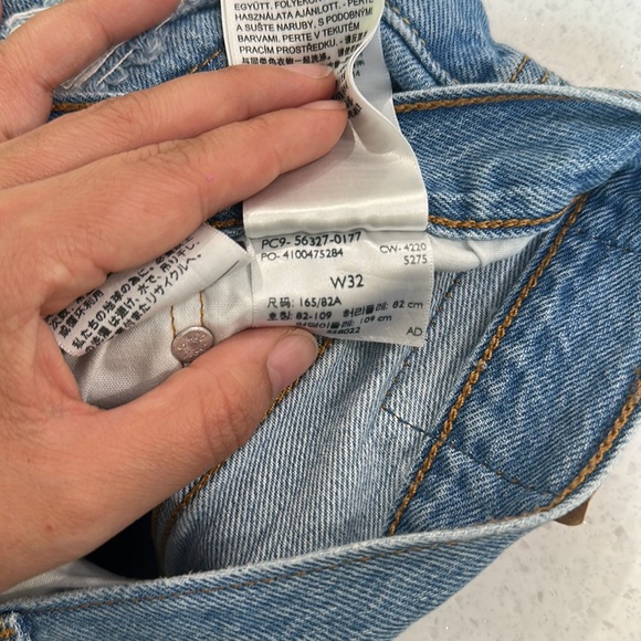 Levi’s 501 Light Wash Distressed Jean Shorts Size W 32 - Picture 7 of 7